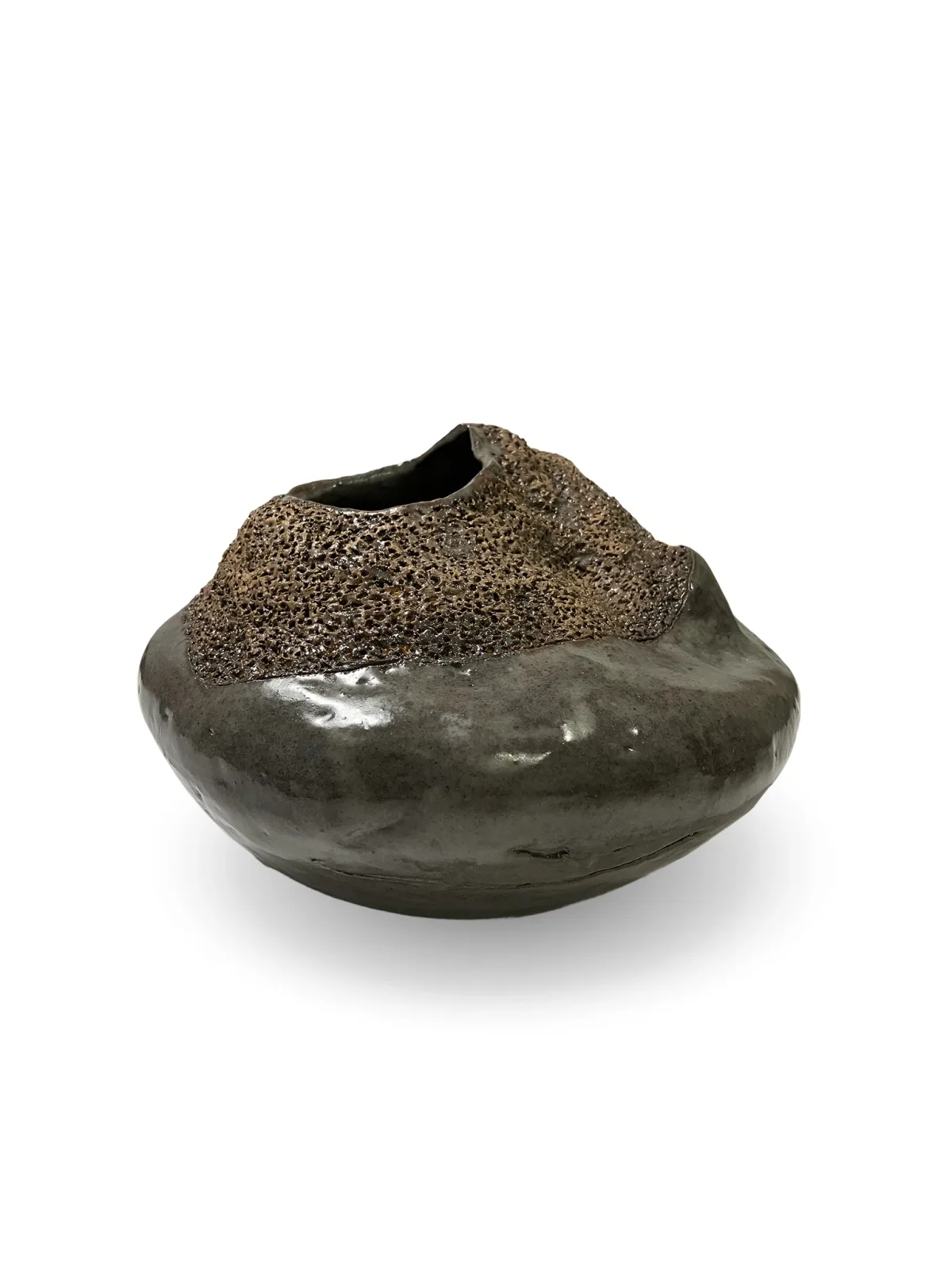 Low Vessel 04, hand-built ceramic by Yael Aloni-Netzer